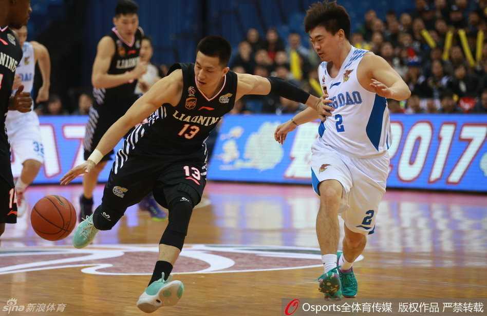 苏伟在篮下奋力起跳，伸直长臂犹如擎天柱一般，精准地将辽宁队即将完成的空中接力破坏，篮球被点飞的瞬间，青岛队替补席一片沸腾。