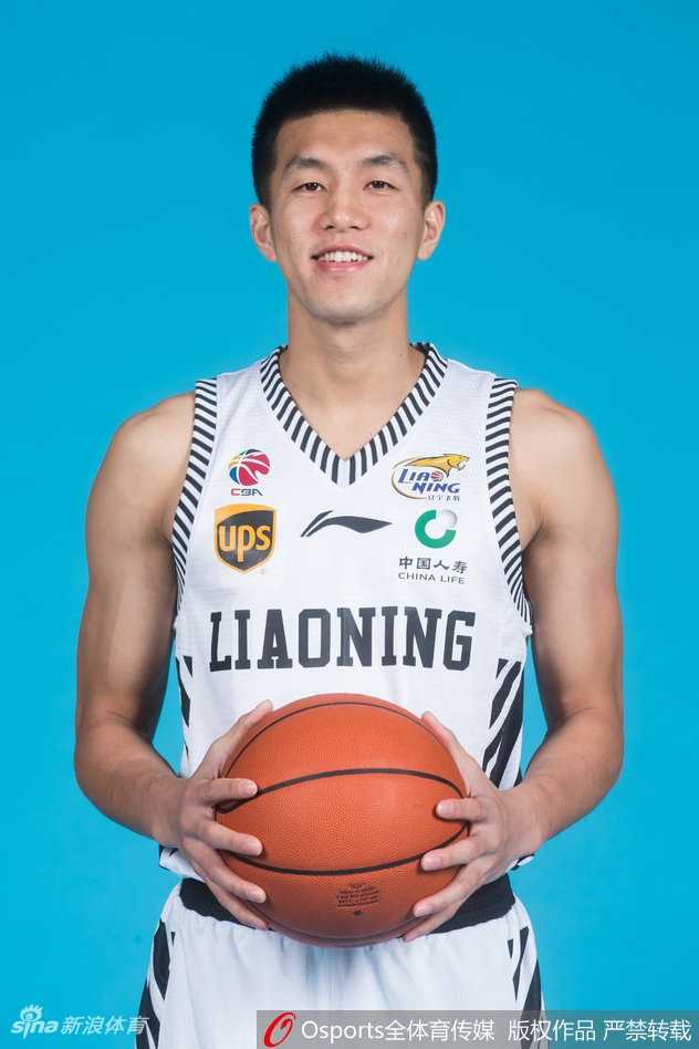 辽宁男篮后场双核郭艾伦与赵继伟身着新赛季球衣，眼神坚定地并肩而立，彰显后卫天团的霸气与默契。