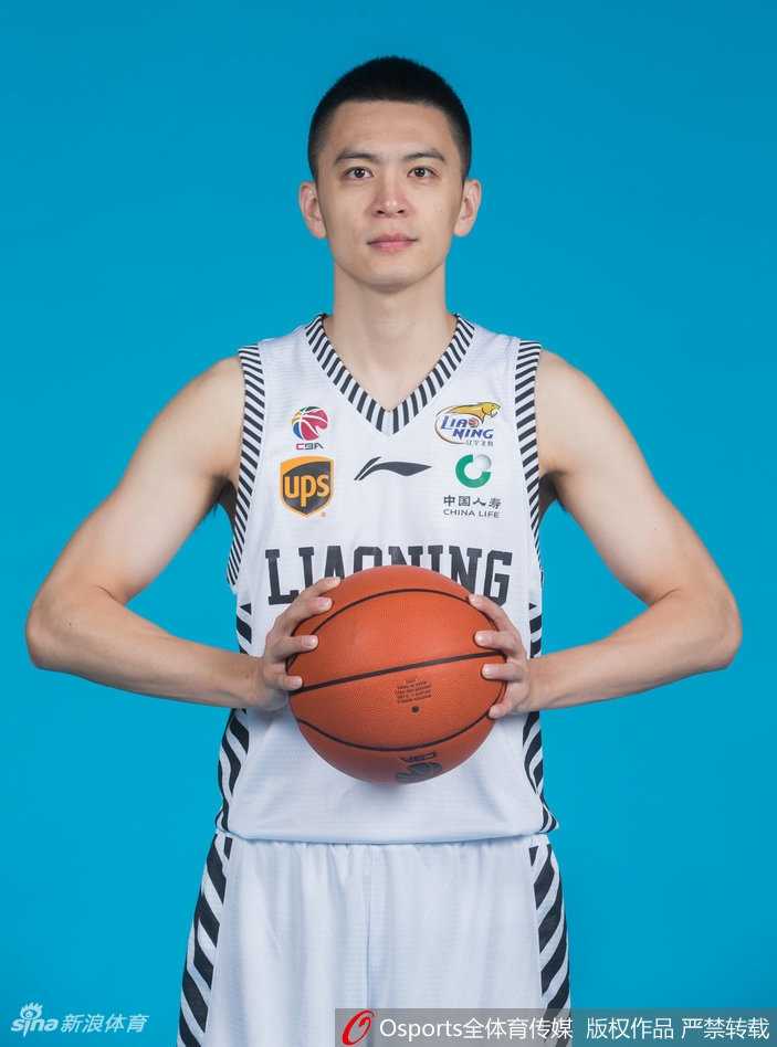 主教练郭士强指导在场边神情专注地进行战术部署，他的身后是蓄势待发的辽宁后卫群，画面充满了即将上场的紧张感。