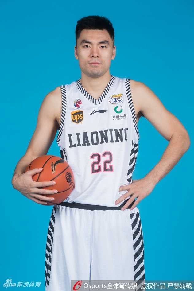 丛明晨、刘志轩等锋卫摇摆人摆出准备接球的动势，他们精准的外线投射同样是辽篮后卫天团战术武器库中的重要组成部分。