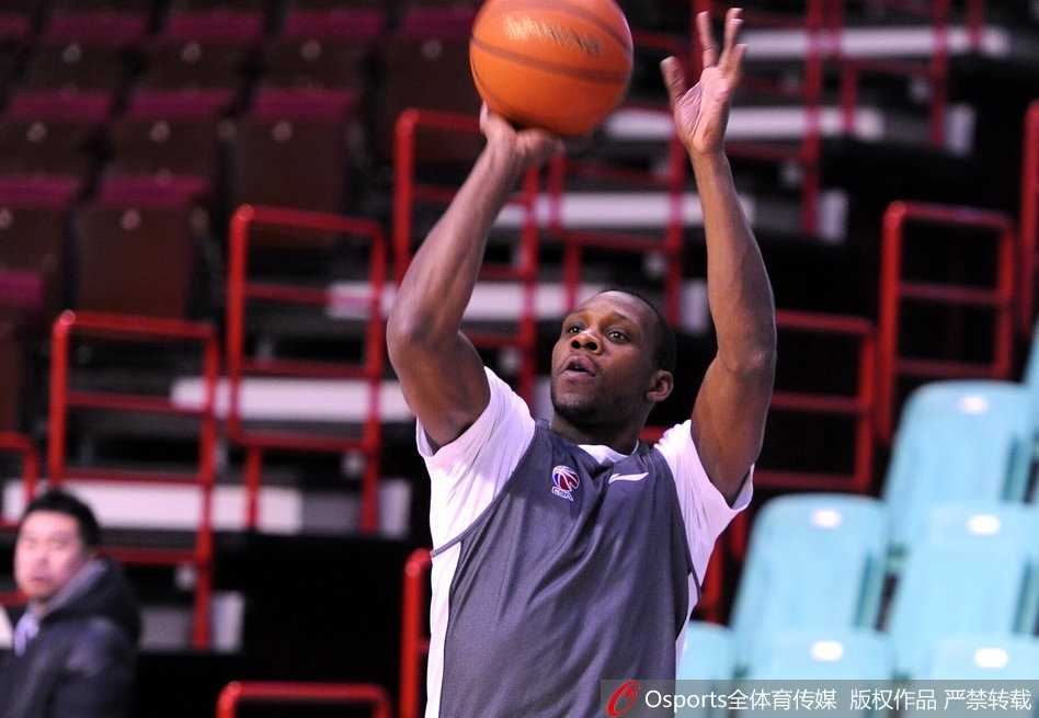 训练场上，郭士强双手放在身后，姿态谦逊地站在蒋兴权身侧。老帅面带微笑，似乎在分享着过往执教的趣事，周围辽宁队的队员们也在各自热身，一幅师徒传承、其乐融融的画面。