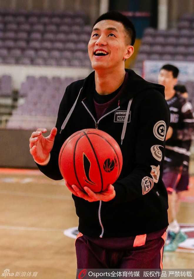 韩德君在一次对抗训练后，趁着暂停间隙双手撑膝，眼神中流露出一丝疲惫，这位内线巨塔为了球队的防守屏障，消耗了太多精力。