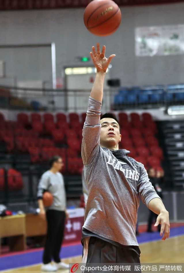 赛前训练结束，辽宁球员们拖着疲惫的身躯离场，但背影中透露出的却是坚定和不甘，今晚他们誓要攻克红山