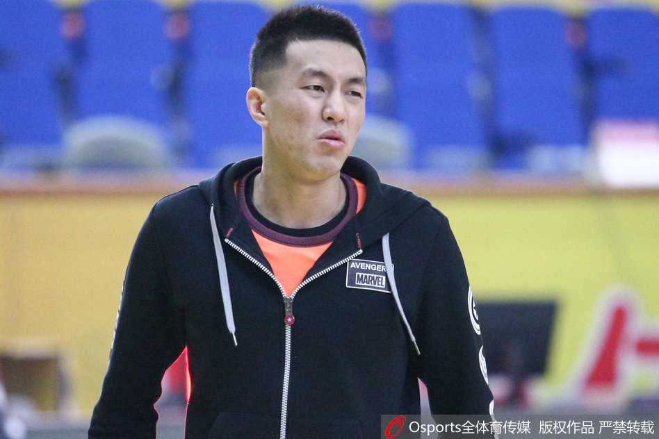 核心后卫郭艾伦在训练中展露笑颜，与队友轻松互动，大战前的他心情极佳，用笑容感染着全队。