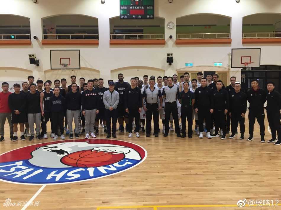 杨鸣与富邦勇士队球员、林书豪的弟弟林书纬在赛后亲切合影，两位优秀的后卫惺惺相惜，展现了海峡两岸篮球运动员的友好交流。