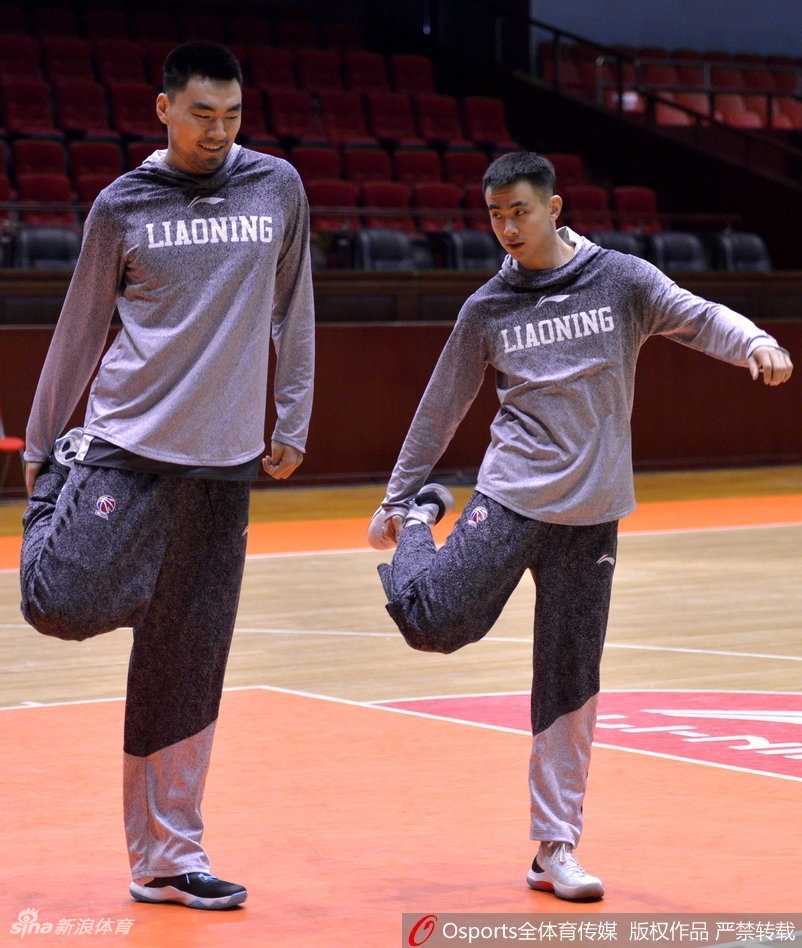 韩德君面带标志性的憨厚笑容，双手比划着似乎在讲述什么趣事，郭艾伦侧耳倾听，这一刻，他们不仅是队友，更是携手多年的兄弟。