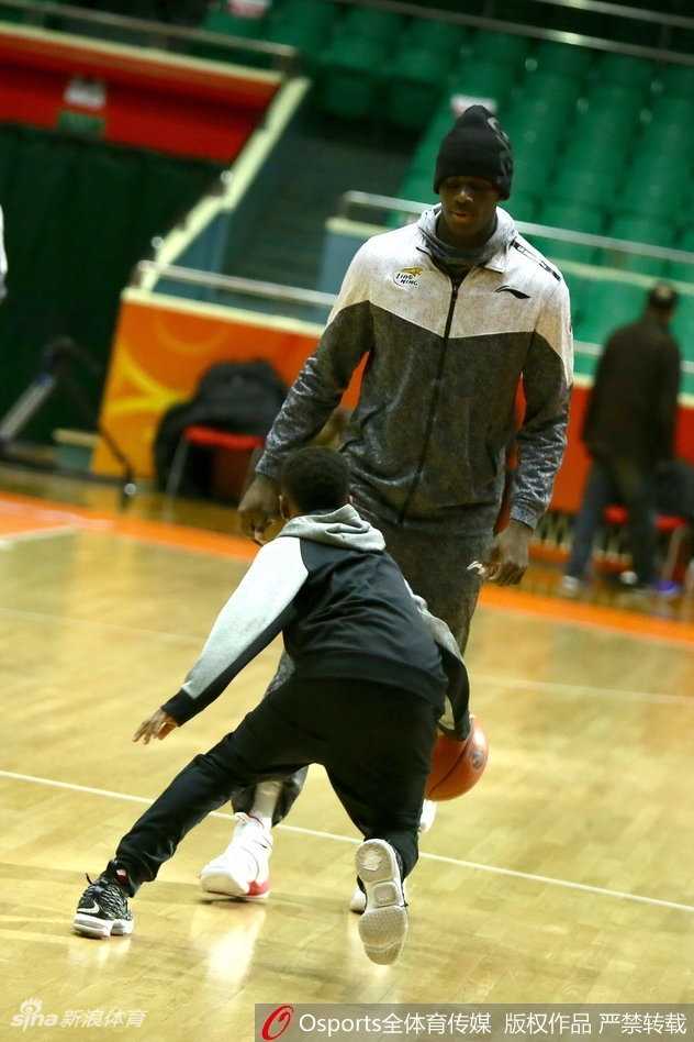 韩德君在训练中低位要球，庞大的身躯占据了绝对优势，队友哈德森准备将球吊入内线，这是辽宁男篮最经典的进攻套路之一。