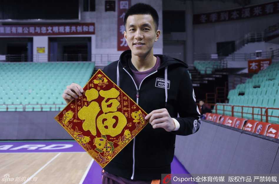 中锋韩德君摆出一个略显憨厚的姿势，巨大的身材配上他那呆萌的表情，形成了强烈的反差萌，让人忍不住心生喜爱。