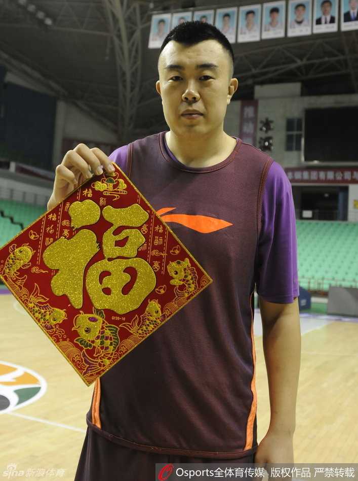 辽宁男篮全家福上每个人都笑容满面，节日气息浓厚，这张照片定格了2016年岁末这支团结之师最温馨、最喜庆的瞬间。