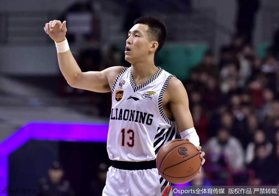 哈德森持球强行突破，防守球员全力贴防，场面激烈