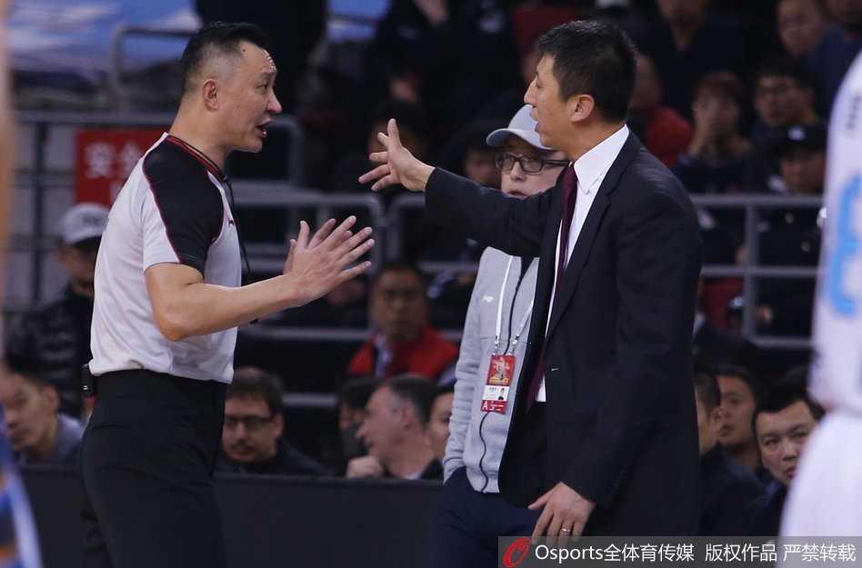 裁判吹响哨声做出判罚手势，郭士强在一旁默默注视，神情严肃。这一幕被镜头永恒定格，成为CBA赛场上关于教练与裁判关系的经典瞬间。它记录下的不仅是一次判罚争议，更是一位教练对篮球最纯粹的热爱与守护。