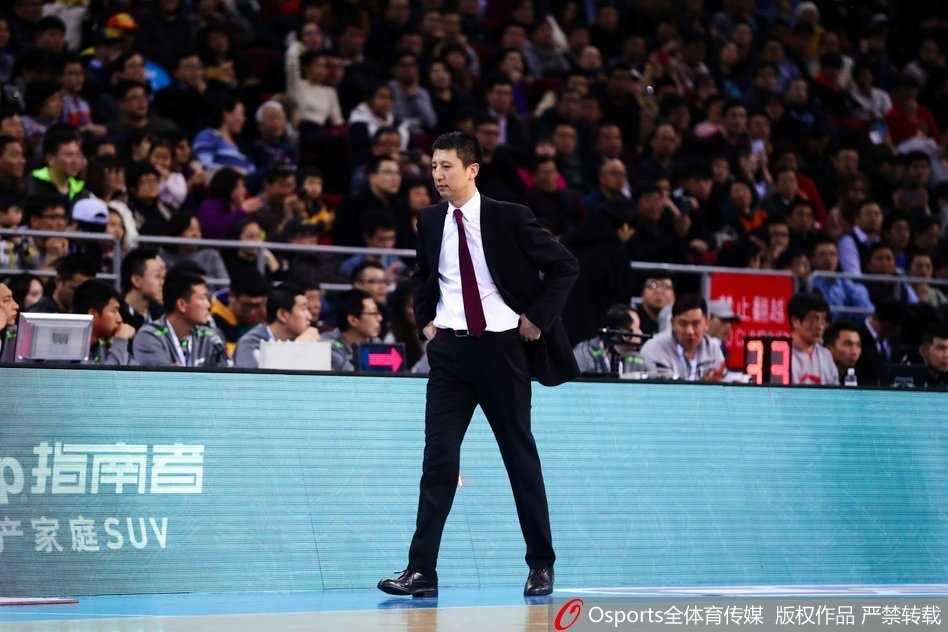 郭士强指导在场边难掩心中焦急，他眉头紧锁，嘴唇微张，似乎正在向裁判大声申诉，双手摊开表达着对刚才那次判罚的极度不解。辽宁替补席上的队员们也纷纷起身，目光紧盯着场上局势，整个球馆弥漫着紧张的气息。