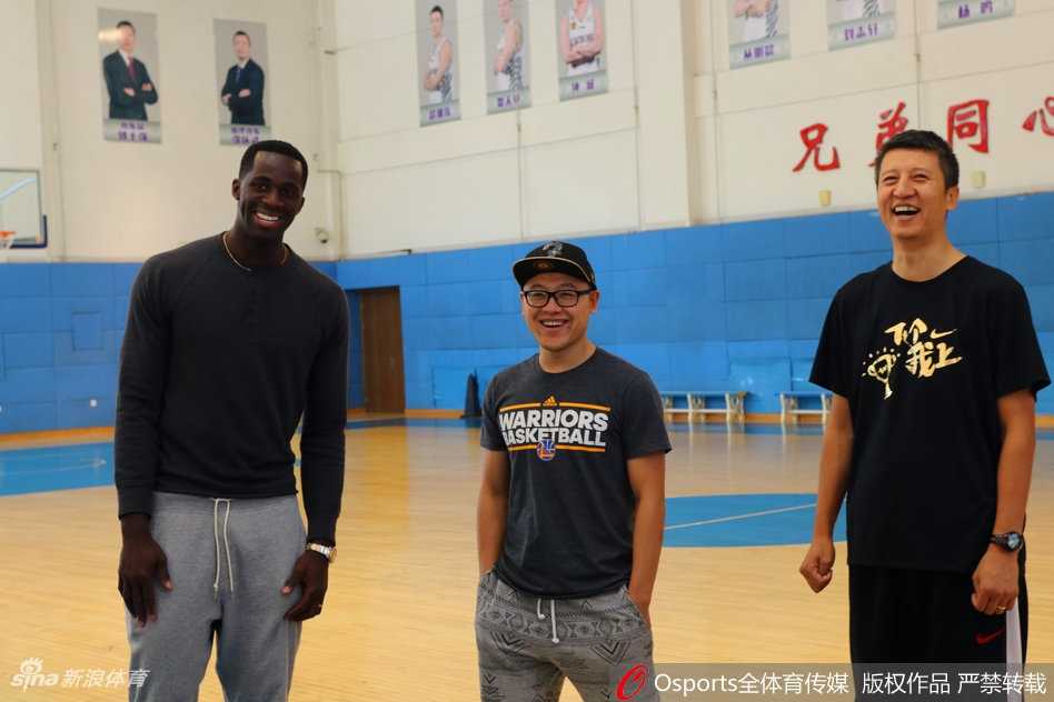 巴斯站在训练馆内，背景是辽宁男篮的队徽和荣誉，他的表情平静而坚定，预示着即将开启的CBA征程。