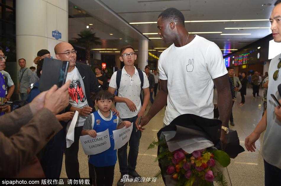 身着一袭黑衣的布兰登·巴斯面带微笑走出沈阳机场通道，他的轻松神态中透露出对CBA新挑战的无限憧憬与自信。