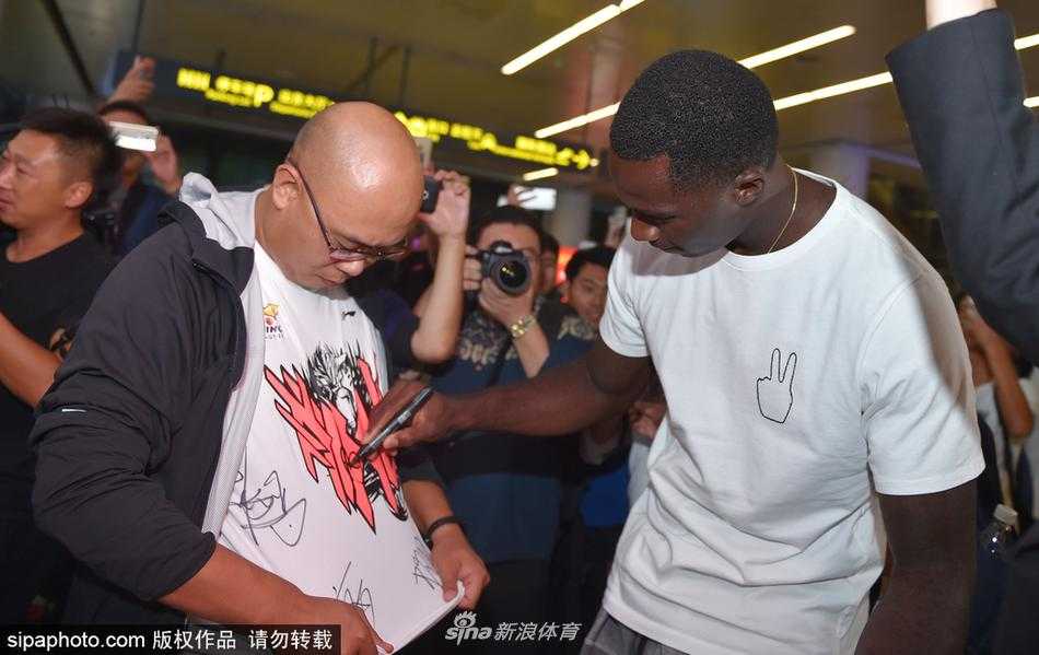 走出机场的巴斯被热情的辽宁球迷团团围住，他没有丝毫明星架子，耐心地停下脚步与簇拥在身边的球迷们合影留念。