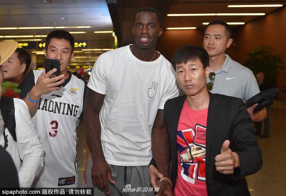 走出到达大厅的巴斯，面对热情的接机场面笑得格外开心，仿佛已经感受到了这座北方城市带给他的温暖与厚爱。