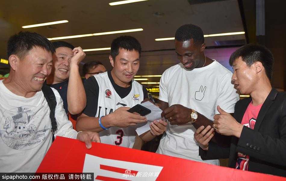 在人群中，巴斯被球迷递上的签字笔和球衣所包围，他神情专注，用行动回馈着沈阳球迷这份扑面而来的真挚热情。