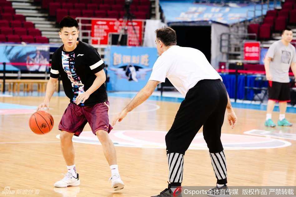 郭艾伦在训练中持球突破，他眼神犀利，重心压得很低，篮球仿佛黏在手上一般，随时准备撕开防守。