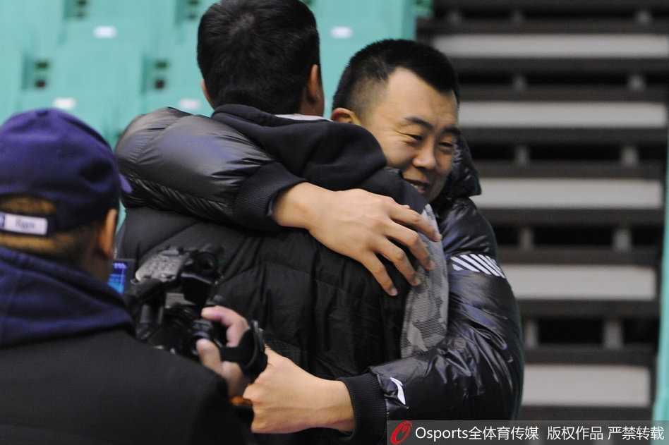 钟诚在训练中罚球线附近稳稳出手，篮球划过一道完美的弧线空心入网，队友们都在身后准备冲抢篮板。