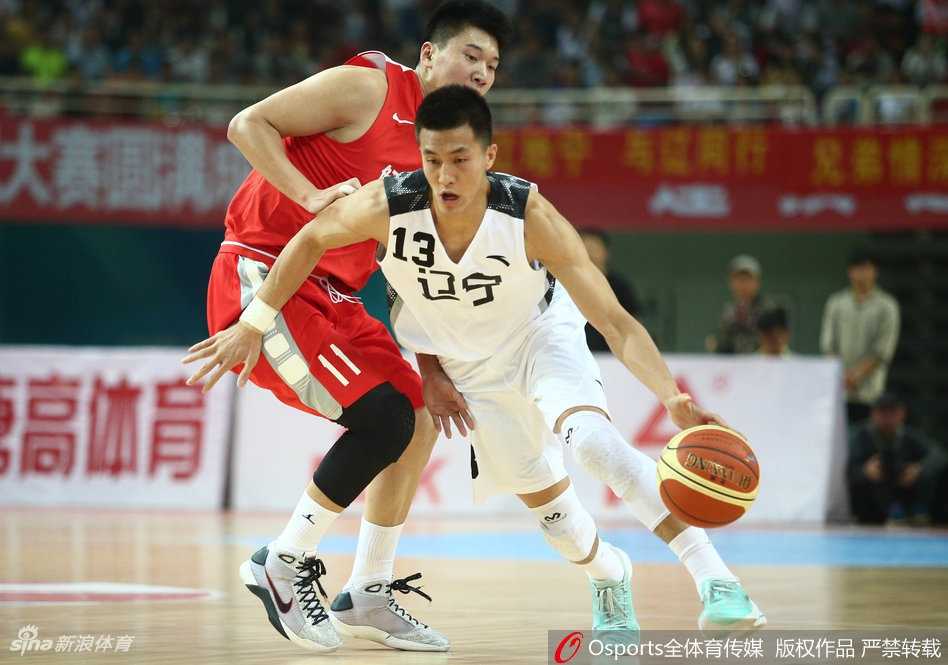 李晓旭奋不顾身地争抢前场篮板，他的身影在人群中高高跃起，为辽宁队拼出一次又一次宝贵的进攻机会。