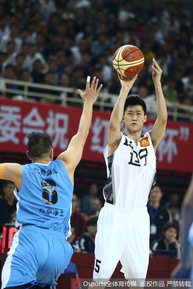 比赛暂停期间郭艾伦为队友分析战术，表情瞬间切换回严肃模式，展现领袖气质