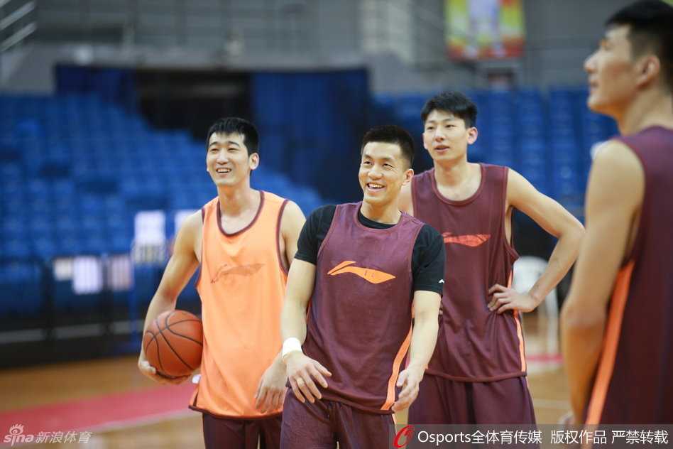 坐在替补席的杨鸣看着场上队友的精彩发挥，脸上洋溢着轻松的笑容，心情大好。