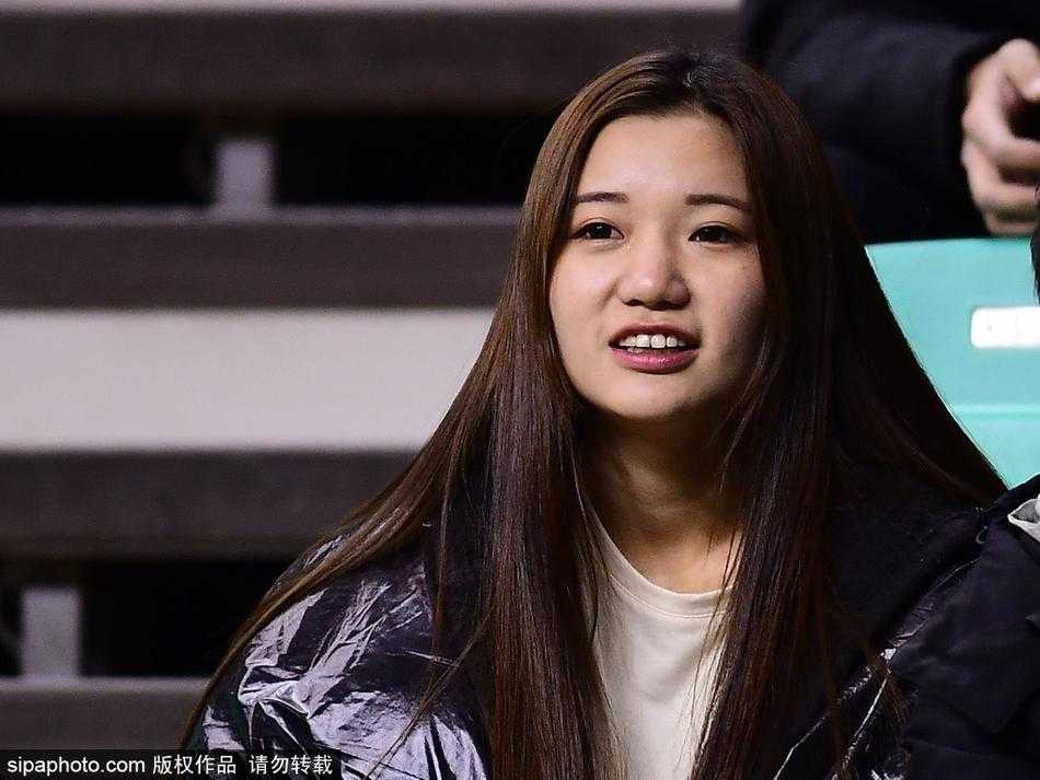 这位被称为中国版赤木晴子的女球迷，在场边露出了灿烂的笑容，她双手轻托脸颊，即使戴着口罩也难掩眉眼间散发的青春活力和对篮球的喜爱。