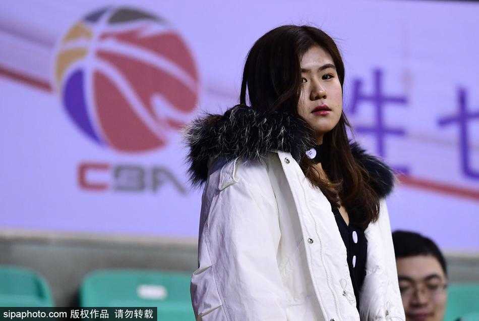 在赛场璀璨的灯光下，美女球迷侧身回眸，脸上画着象征辽宁队的贴纸，眼神清澈而坚定，那份对胜利的渴望与场上的球员如出一辙。