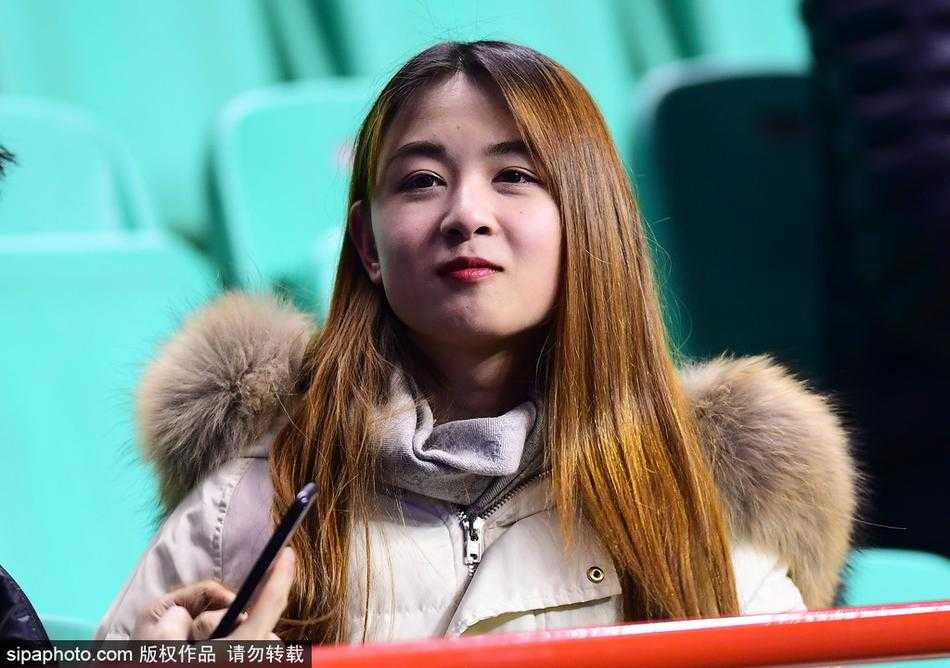 比赛暂停间隙，美女球迷终于有机会放松一下，她一边看着手机，一边露出会心的微笑，或许是在和朋友分享着辽篮领先的喜讯，口罩也遮不住她的好心情。