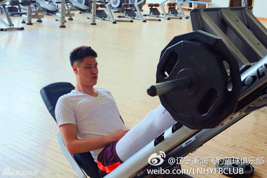 贺天举在健身房埋头苦练，眼神专注地盯着镜中的自己，每一次腿部推举都仿佛要将伤病带来的阴霾彻底击碎。