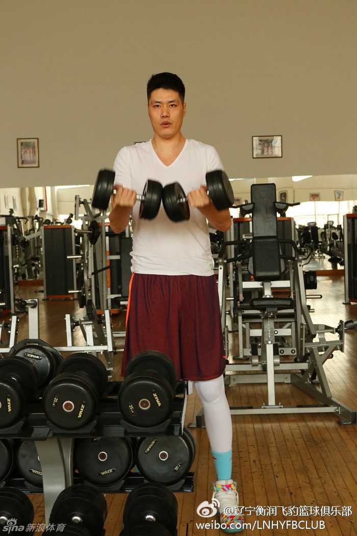 贺天举双手紧握哑铃，手臂上的肌肉线条在发力时清晰可见，汗水顺着额头滑落，这正是他挥汗如雨埋头苦练的最佳写照。