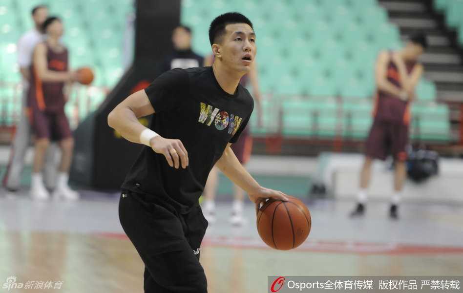 郭艾伦用华丽的胯下运球试图晃开防守，眼神专注地盯着篮筐