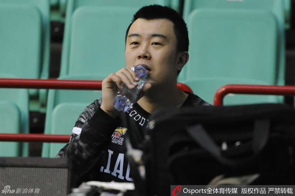 赵继伟与女球迷合影，略显羞涩地比出剪刀手，亲和力十足