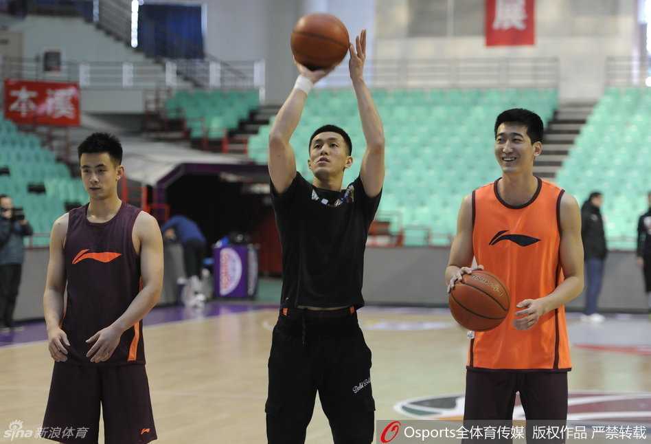 韩德君场下休息后起身投篮，手感柔和，篮球在空中划出优美弧线