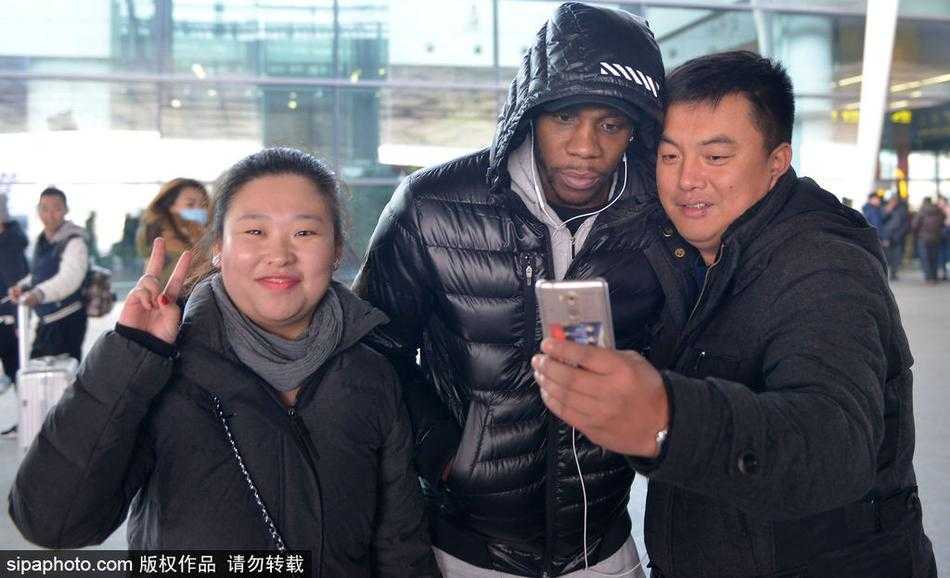 郭艾伦走出通道，看到满眼绿色的海洋，脸上瞬间绽放出灿烂又略带羞涩的笑容。