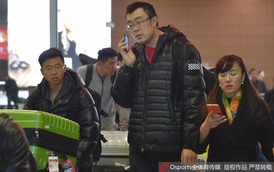 球迷们纷纷举起手机，对准刚刚走出来的辽宁队球员，闪光灯此起彼伏，大家伸长脖子想要一睹偶像的风采，现场秩序井然又热烈。