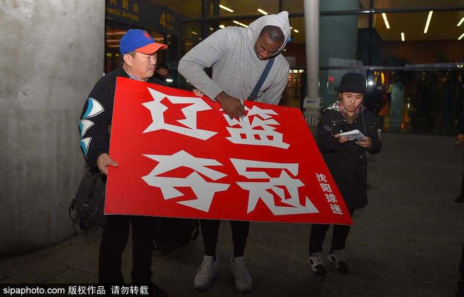 辽篮队员们集体登上球队大巴，车窗内可以看到他们向窗外送别的球迷挥手告别，大巴车身在闪光灯的照耀下格外醒目，预示着新的征程已经开启。