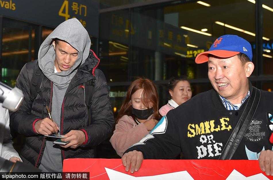 辽篮众将现身机场，身穿黑色队服的球员们神情轻松，推着行李车走出通道，迎接他们的是眼前一片闪烁的镜头与热情的掌声。