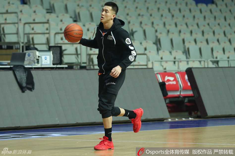 内线巨塔韩德君在训练中展现柔和手感，他认真地完成了一次勾手投篮，身后的年轻队员正仰头观摩学习这一内线绝技。