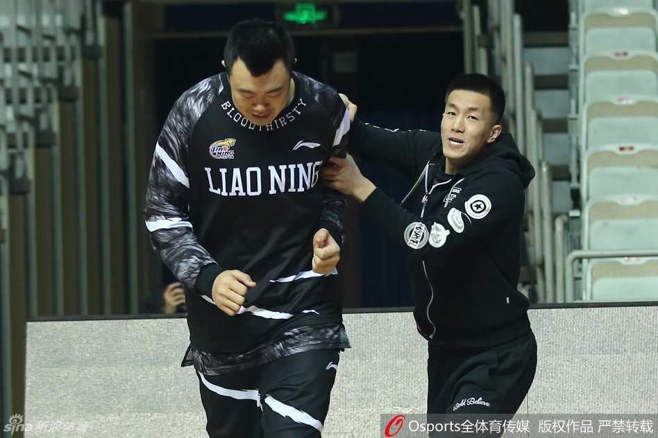 在一片欢笑声中，外援哈德森并未受干扰，他神情专注地进行着运球后的急停跳投练习，每一个动作都力求标准，为晚上的比赛储备能量。