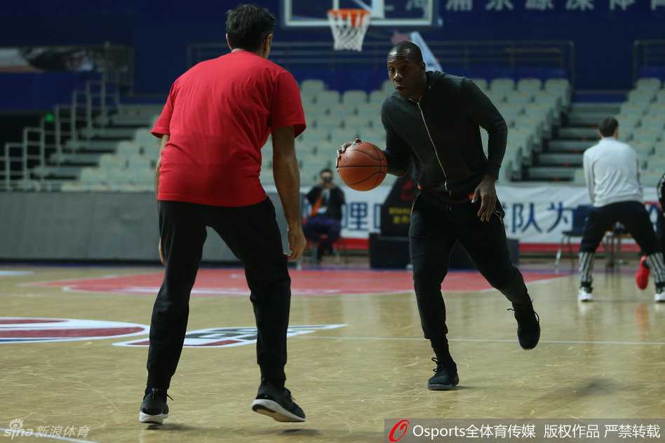 摆脱了韩德君的“追击”后，郭艾伦得意地运着球，脸上洋溢着孩子般的笑容，眼神中闪烁着灵动的光芒，仿佛在说“抓不到我吧”。