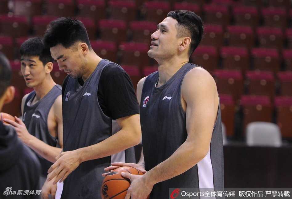 韩德君庞大的身躯在人群中格外显眼，他弯着腰，认真地在一位小球迷的笔记本上写下自己的名字，手腕上缠着的白色绷带尚未解开，那是训练中留下的印记，也是他拼尽全力的证明。