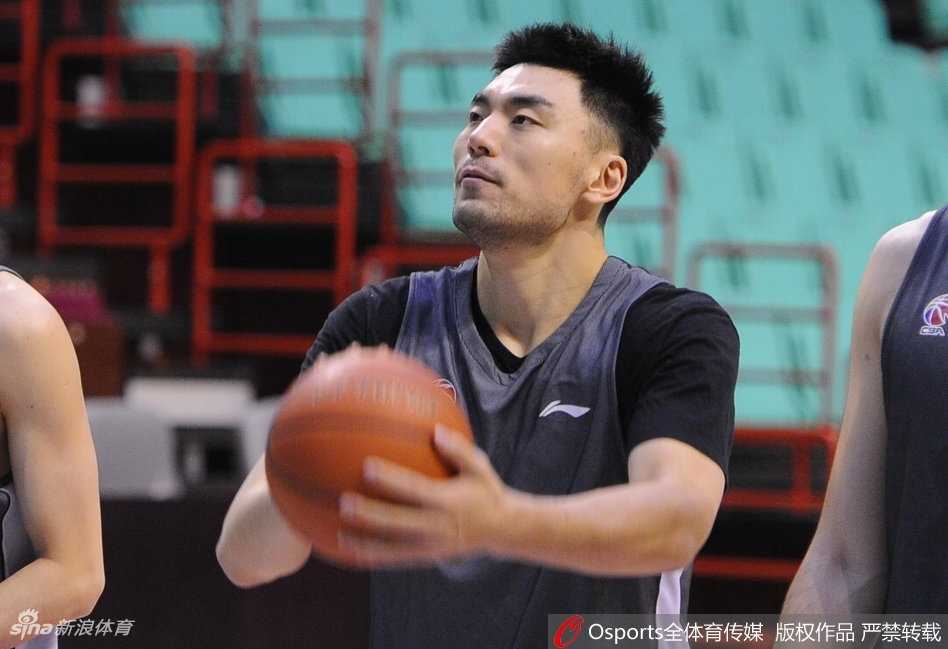 李晓旭低着头，手指紧紧捏住马克笔，正在一件白色的辽篮球衣上留下自己的号码。旁边一位穿着红色卫衣的球迷伸长脖子望着，嘴角止不住地上扬，旁边还有好几个等待的球迷已经掏出了手机准备拍摄。