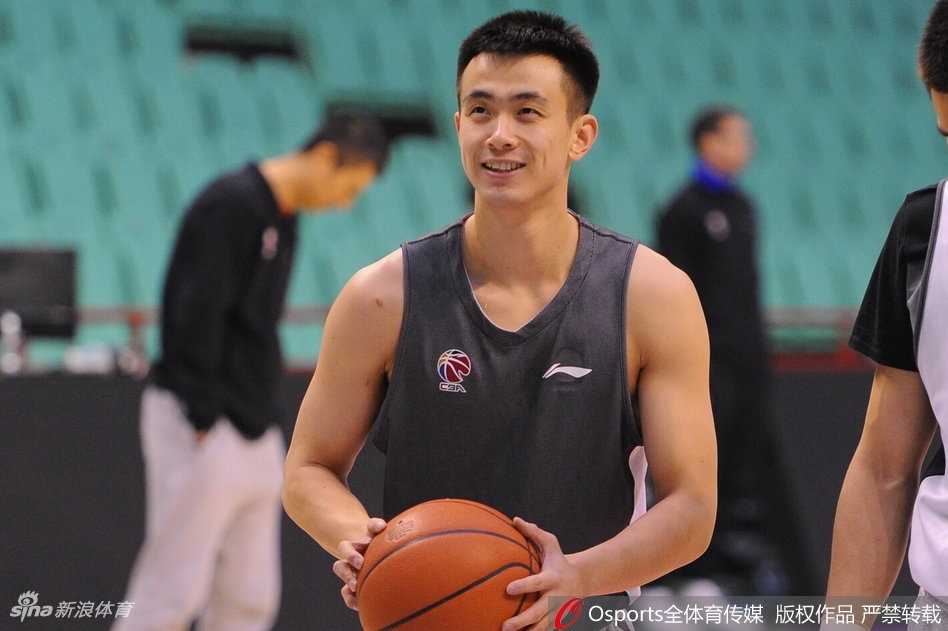 赛前热身时，郭艾伦表情专注中带着一丝俏皮，仿佛在用眼神和对手玩心理游戏。