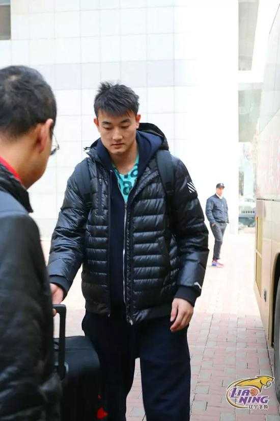 沈阳的夜色中，辽篮的大巴车稳稳地停在训练基地门口，车窗透出温暖的灯光，宣告着这次南下交流之旅圆满结束，将士们平安归来。