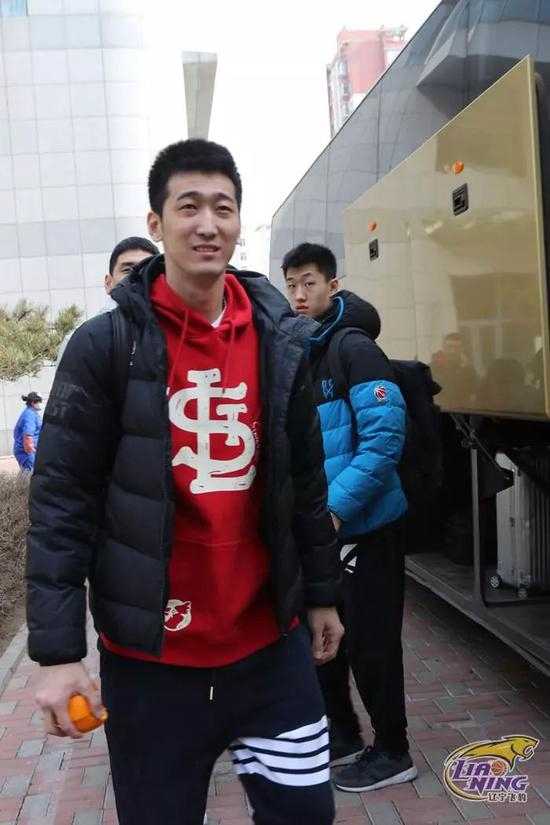 在比赛的关键时刻，哈德森外线持球面对防守，他高高跃起，手腕轻轻一抖，篮球在空中划出一道美妙的弧线，直奔篮筐而去。