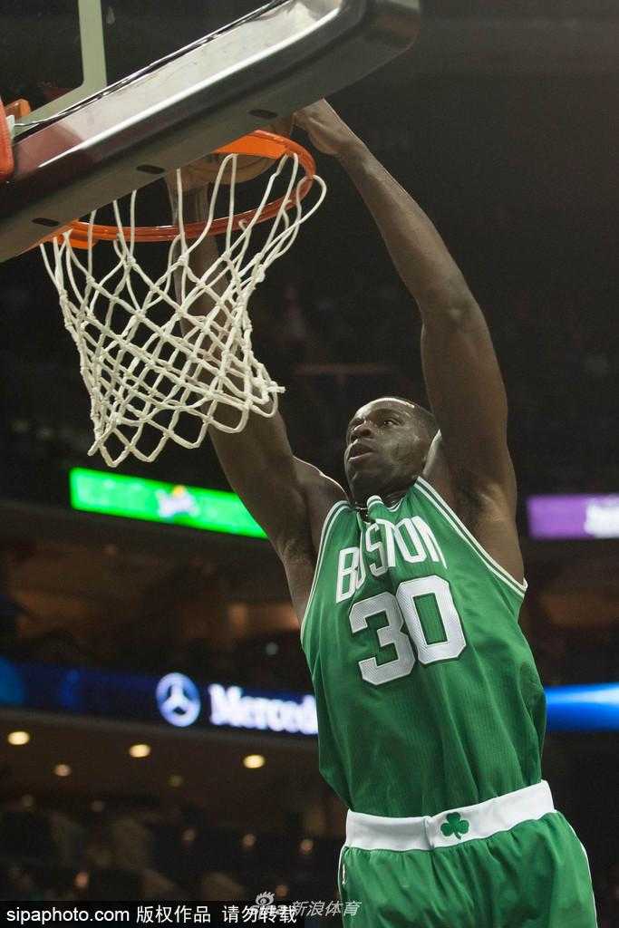 巴斯在罚球线上神情专注，他高高跃起准备出手，额头上的汗珠闪烁着光芒，背景里模糊的看台仿佛已经响起了辽宁球迷未来的欢呼声。