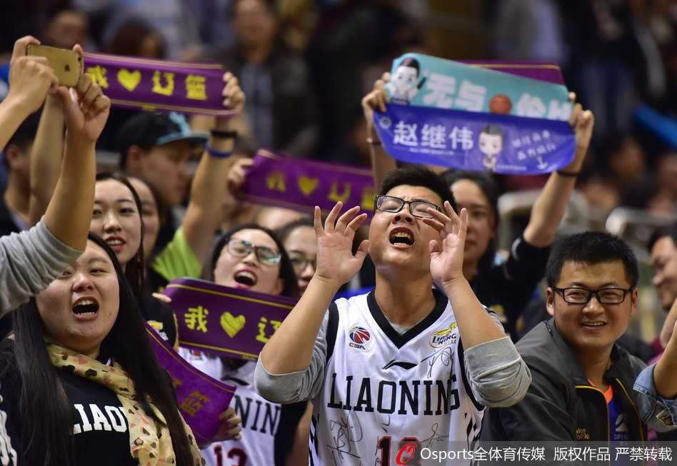 镜头特写一位满脸涂着蓝色油彩的辽宁老球迷，他眼含热泪挥舞着手中的围巾，身后是模糊的记分牌，显示辽宁队大比分领先，那份自豪感呼之欲出。