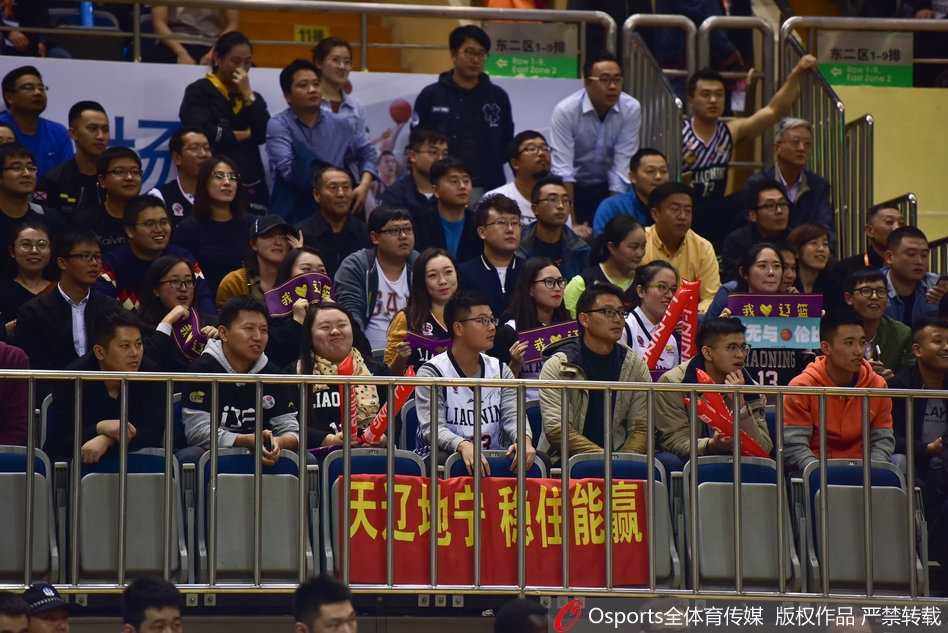 数百名辽宁球迷在苏州体育馆看台拉起巨型横幅，蓝白相间的助威方阵如同流动的海洋，他们张开双臂集体呐喊，气势完全压过主场。