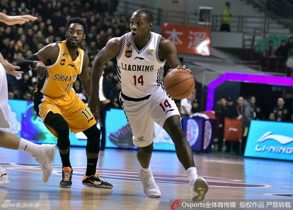 哈德森面对严防死守，自信跳投出手，皮球在空中划出一道属于‘哈神’的美丽弧线。